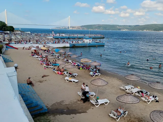Altınkum Kadınlar Plajı kumsalı ve Yavuz Sultan Selim Köprüsü manzarası