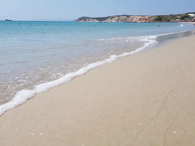 Altınkum Kadınlar Plajı temiz kum sahili ve sığ denizi