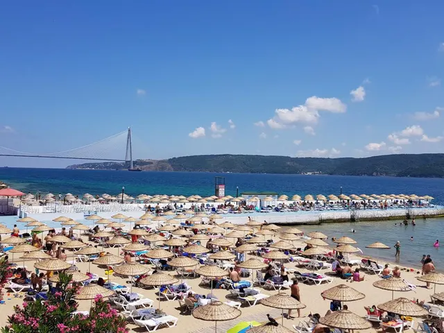 Altınkum Kadınlar Plajı kumsalı ve köprü manzaralı yüzme alanı