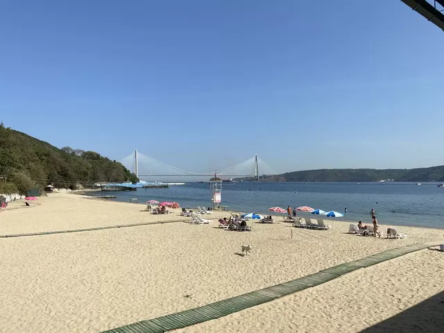 Altınkum Kadınlar Plajı geniş kumsalı ve Yavuz Sultan Selim Köprüsü