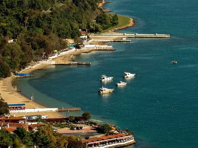 Sarıyer Altınkum çevresindeki koyların ve kıyı şeridinin yüksekten görünümü