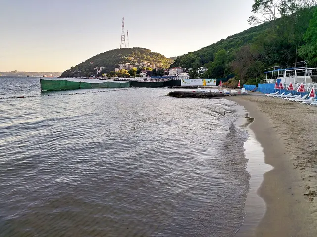 Altınkum Kadınlar Plajı sakin denizi ve sahil yürüyüş alanı