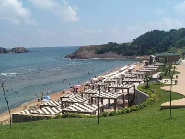 Elmasburnu Kadınlar Plajı pergolaları, çim alanı ve sahili