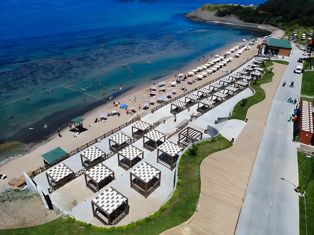 Riva Elmasburnu Kadınlar Plajı kabinleri, yürüyüş yolu ve kumsalının havadan görünümü