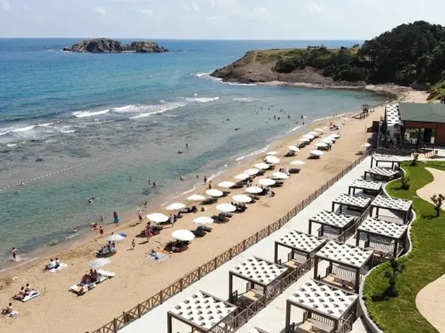 Elmasburnu Kadınlar Plajı koyu, kumsalı ve kayalık kıyısı