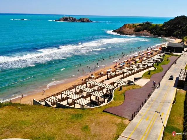 Elmasburnu Kadınlar Plajı kumsalı, şemsiyeleri ve pergola alanları