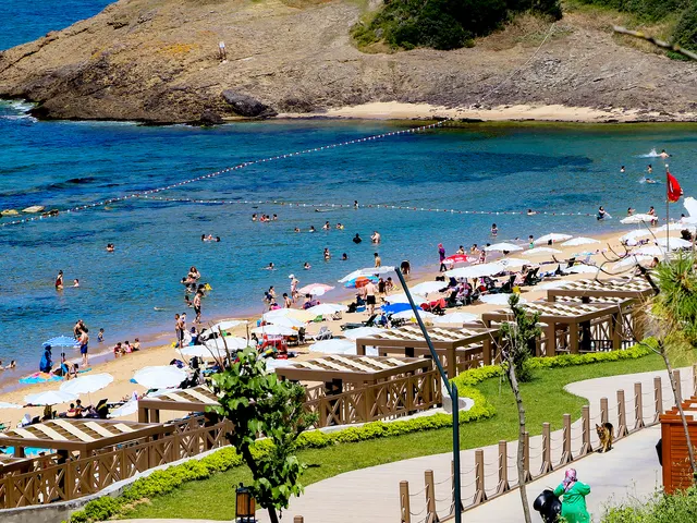 Riva Elmasburnu Kadınlar Plajı denizi, kumsalı ve yürüyüş yolları