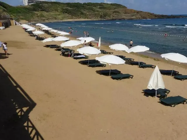 Elmasburnu Kadınlar Plajı kumsalı, şezlongları ve deniz kıyısı